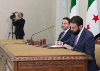 الرئيس السوري يوقع الإعلان الدستوري