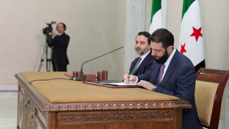 الرئيس السوري يوقع الإعلان الدستوري