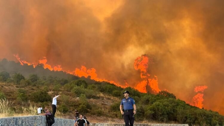 حرائق كبيرة في ريف اللاذقية والدفاع المدني “يقاتل” للسيطرة عليها