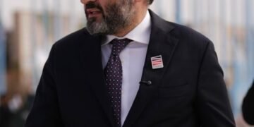 جمال الأتاسي: لماذا يهاجمون وزير الثقافة السوري؟