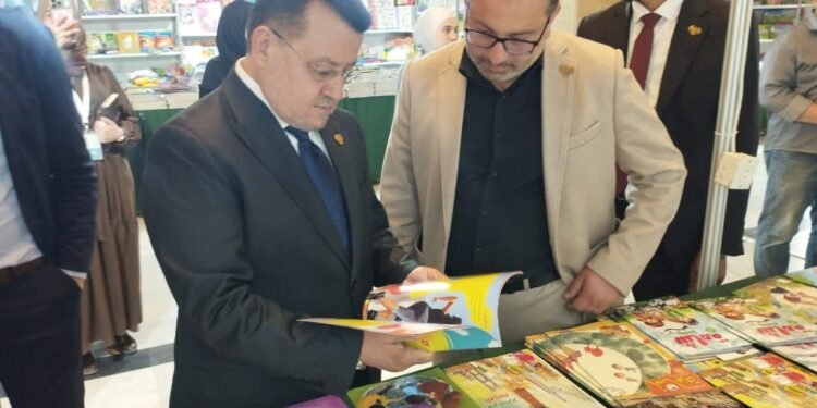 المستشار الإعلامي لرئيس الجمهورية أحمد موفق زيدان يزور معرض الكتاب للطفل