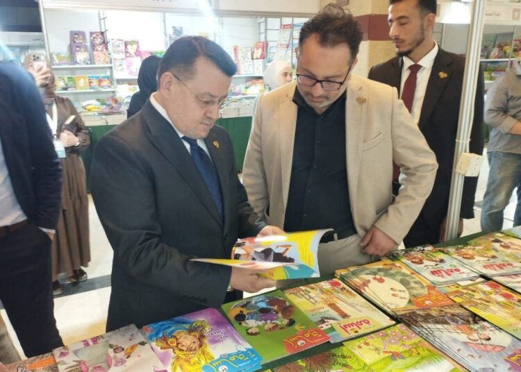 المستشار الإعلامي لرئيس الجمهورية أحمد موفق زيدان يزور معرض الكتاب للطفل
