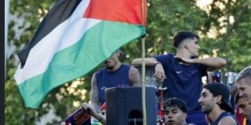 علم فلسطين يفجّر توتراً بين إسبانيا وإسرائيل.. ونجم برشلونة في واجهة الجدل