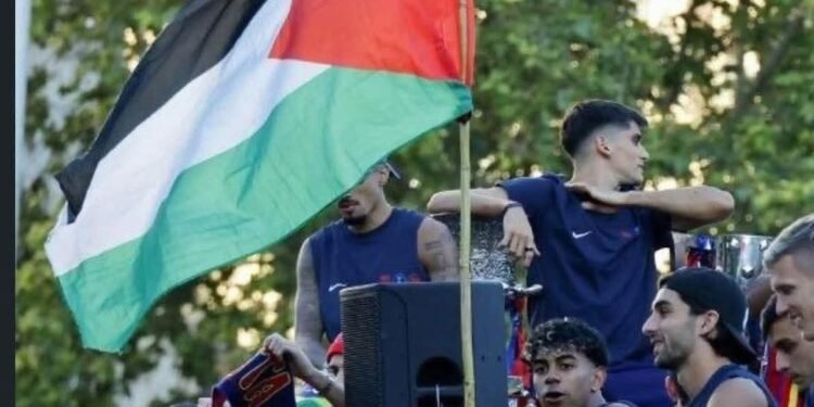علم فلسطين يفجّر توتراً بين إسبانيا وإسرائيل.. ونجم برشلونة في واجهة الجدل