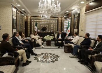 وزير الثقافة يبحث مع يارا صبري وفرقة دمشق المسرحية دور الفن في تعزيز الوعي بالعدالة وترسيخ ثقافة القانون
