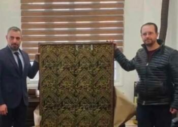أنطوان مزنر يهدي الاتحاد العام للحرفيين لوحة من البروكار الدمشقي تجسّد ستار الكعبة المشرفة