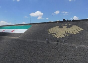 إنجاز الهوية البصرية على جسم سد الرستن.. لمسة جمالية تعزز المشهد الحضري للمدينة