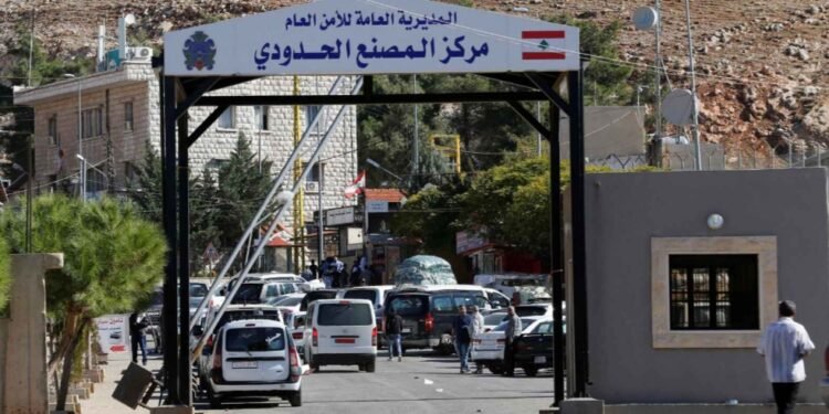 أكثر من 370 ألف سوري عادوا طوعاً إلى البلاد عبر الحدود اللبنانية منذ سقوط النظام