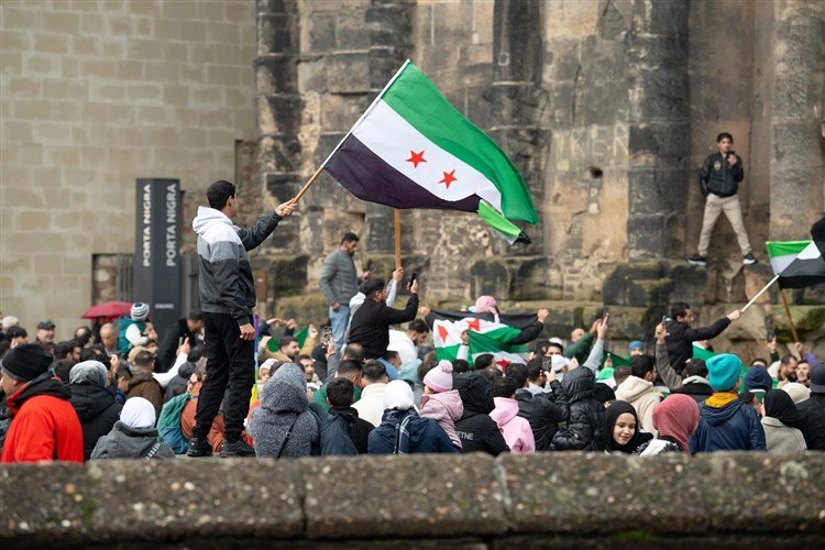 عن المسافة النقدية “المشوشة” مع السلطة