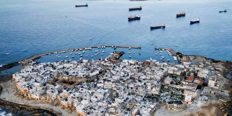 وفد من المديرية العامة للآثار والمتاحف يتفقد المواقع الأثرية في طرطوس ويبحث آليات حماية التراث من التعديات