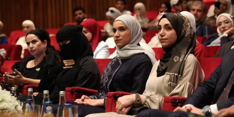 السيدة الأولى لطيفة الدروبي تشارك في أمسية للشاعرات السوريات بالمكتبة الوطنية في دمشق