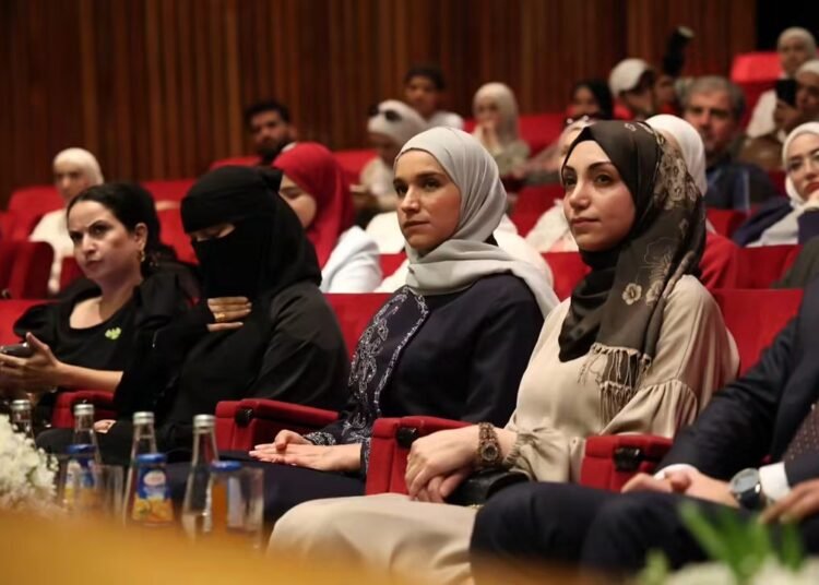 السيدة الأولى لطيفة الدروبي تشارك في أمسية للشاعرات السوريات بالمكتبة الوطنية في دمشق