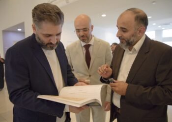 بين الحرف وأهله.. وزير الثقافة يتابع فعاليات الملتقى السوري لفن الخط العربي والزخرفة في دمشق